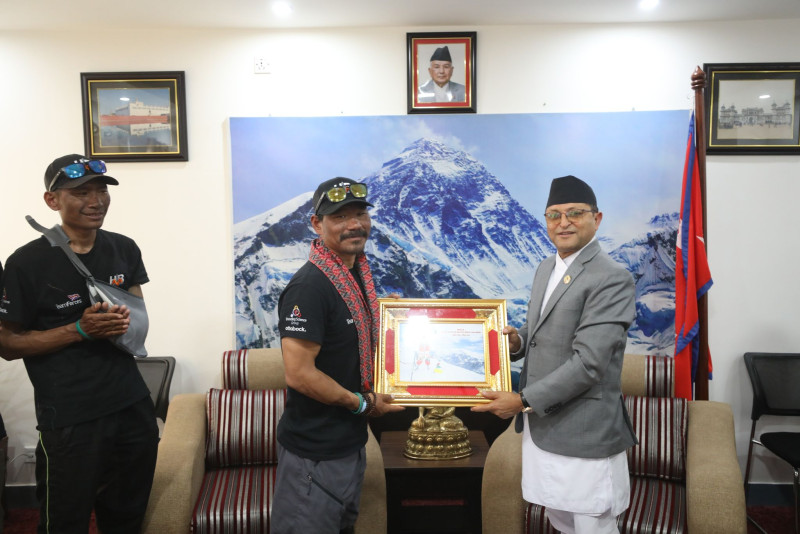 कीर्तिमानी आरोही बुढालाई राष्ट्रियसभा अध्यक्ष तिमिल्सिनाले गरे सम्मान 